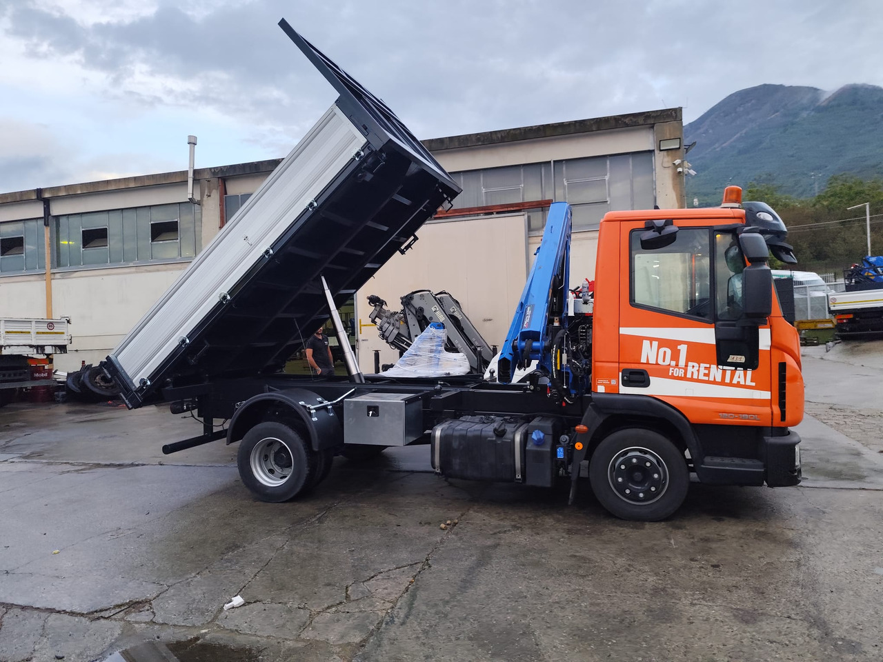 IVECO EUROCARGO 120-90L - شاحنة كرين: صور 5 IVECO EUROCARGO 120-90L - شاحنة كرين: صور 5