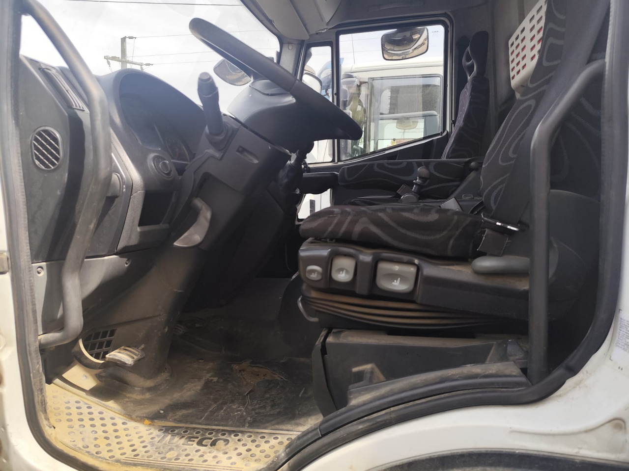 IVECO EUROCARGO 160E25K - شاحنة كرين: صور 5 IVECO EUROCARGO 160E25K - شاحنة كرين: صور 5