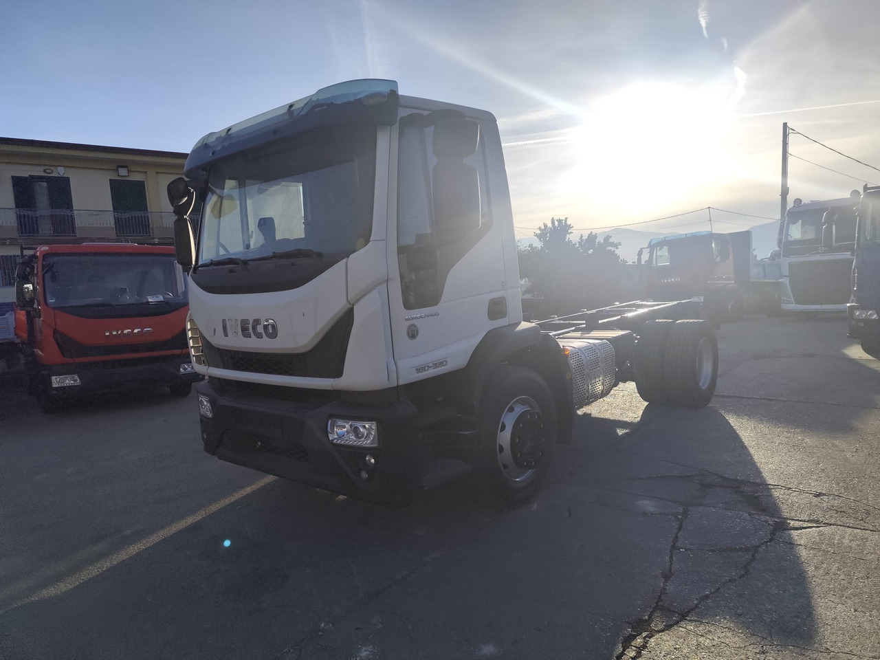 IVECO EUROCARGO 180-320 - الشاسيه شاحنة: صور 1 IVECO EUROCARGO 180-320 - الشاسيه شاحنة: صور 1