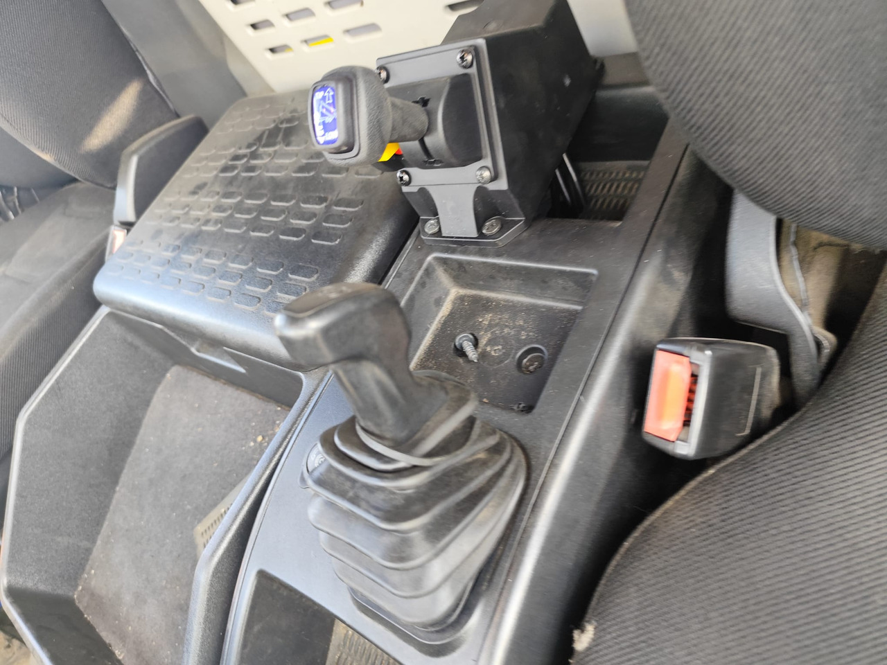 IVECO EUROCARGO 75-160 - شاحنة كرين: صور 5 IVECO EUROCARGO 75-160 - شاحنة كرين: صور 5