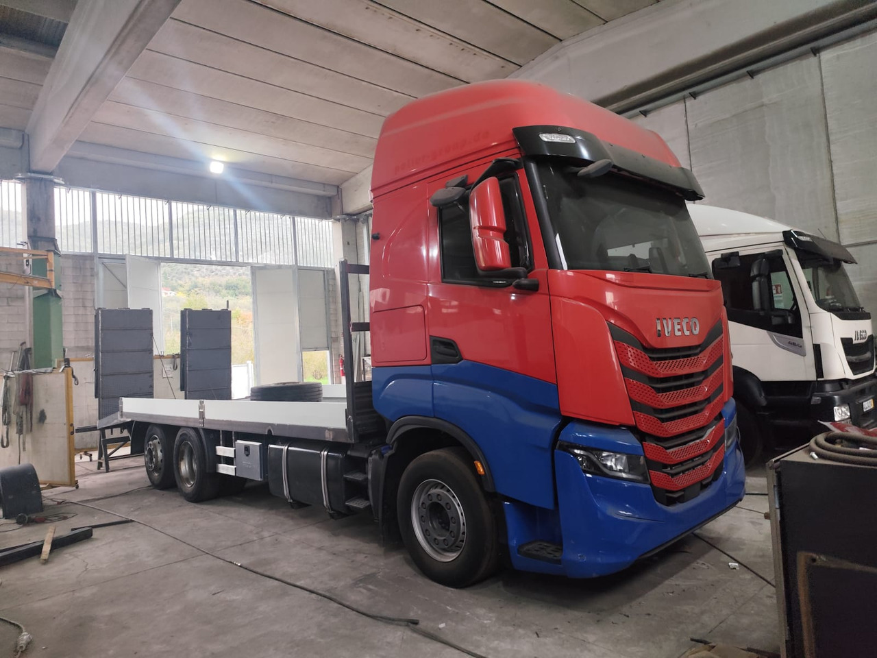 IVECO S-WAY AS260S48 Y - شاحنات مسطحة: صور 5 IVECO S-WAY AS260S48 Y - شاحنات مسطحة: صور 5