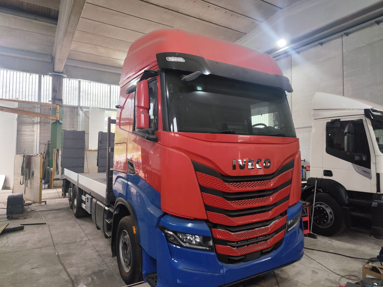 IVECO S-WAY AS260S48 Y - شاحنات مسطحة: صور 4 IVECO S-WAY AS260S48 Y - شاحنات مسطحة: صور 4