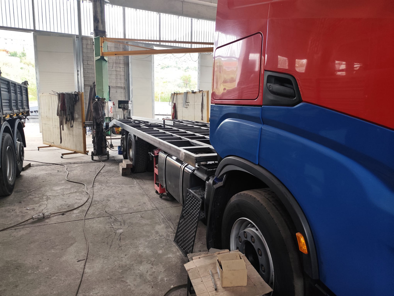 IVECO S-WAY AS260S48 Y - شاحنات مسطحة: صور 4 IVECO S-WAY AS260S48 Y - شاحنات مسطحة: صور 4