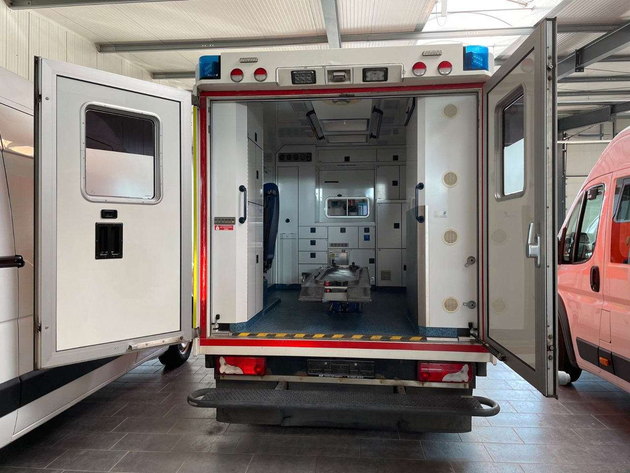 Mercedes-Benz Sprinter II Rettungswagen 519 CDI - سيارة: صور 4 Mercedes-Benz Sprinter II Rettungswagen 519 CDI - سيارة: صور 4