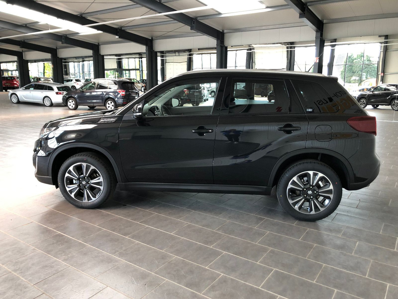 Suzuki Vitara 1.5 Hybrid Comfort+Automatik/ Panor.-Dach - سيارة دفع رباعي: صور 5 Suzuki Vitara 1.5 Hybrid Comfort+Automatik/ Panor.-Dach - سيارة دفع رباعي: صور 5