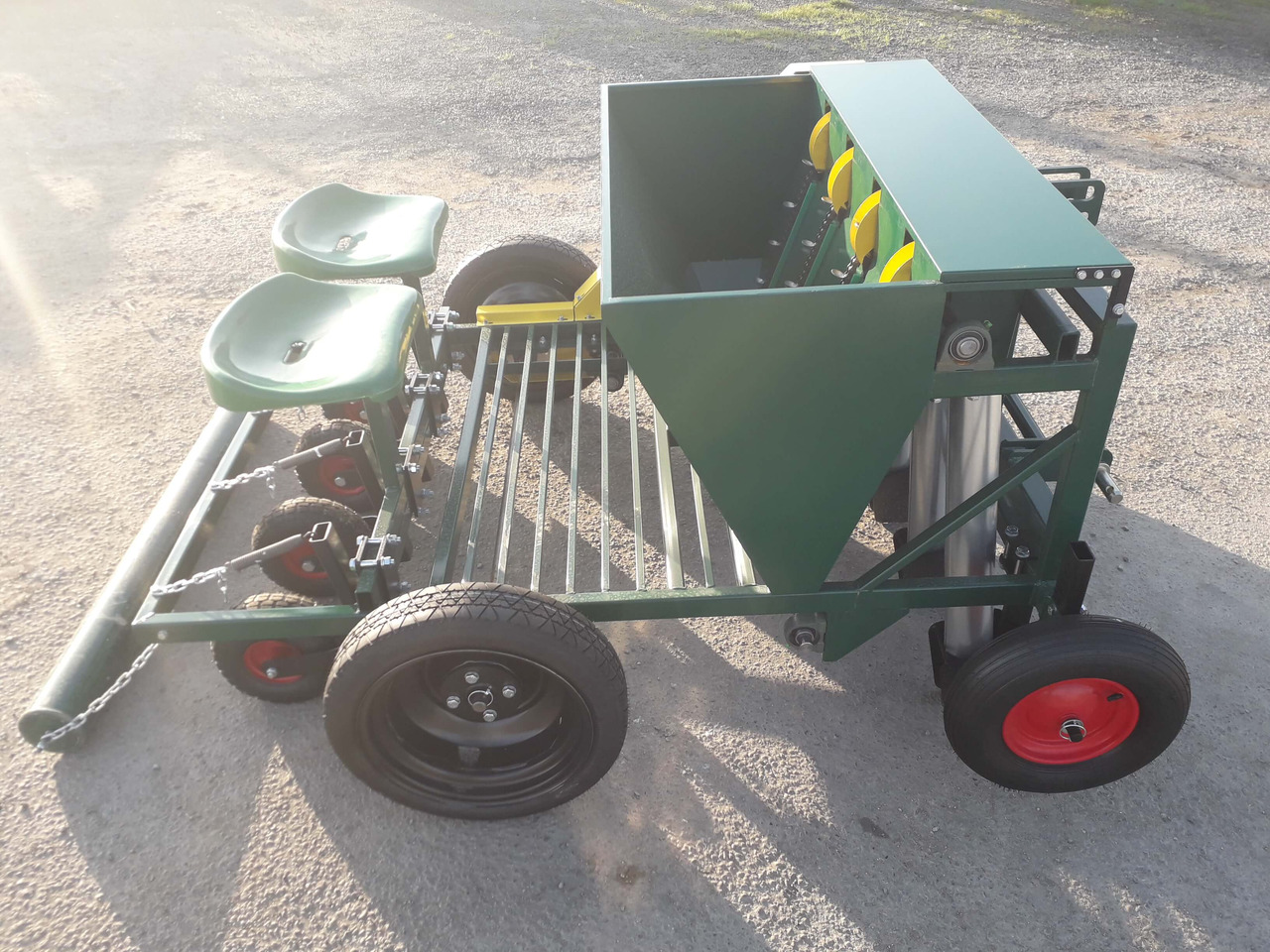 GARMACH Planteuse Ail-Oignon-Echalote AGP 4 R - آلة زراعة البطاطس: صور 3 GARMACH Planteuse Ail-Oignon-Echalote AGP 4 R - آلة زراعة البطاطس: صور 3