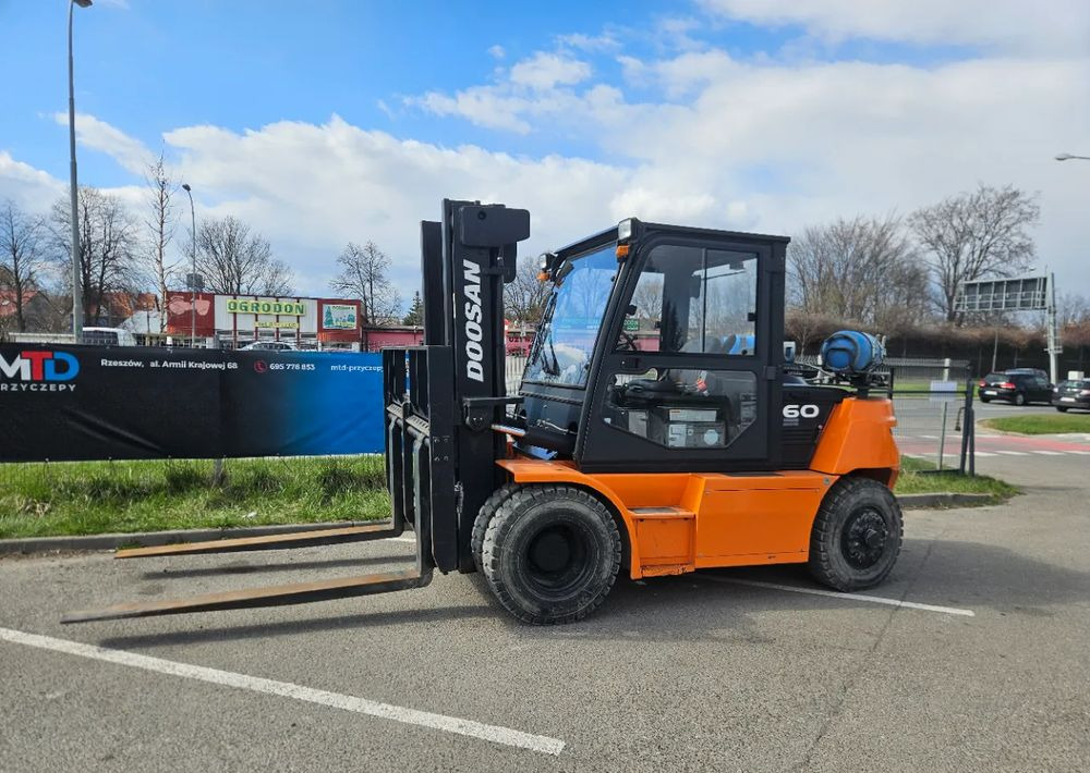 Doosan G60S-7 - رافعة شوكية تعمل بالغاز: صور 1 Doosan G60S-7 - رافعة شوكية تعمل بالغاز: صور 1