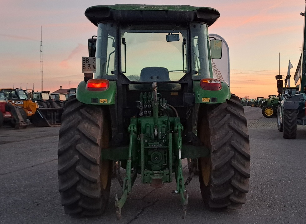 JOHN DEERE 5820 - جرار: صور 4 JOHN DEERE 5820 - جرار: صور 4