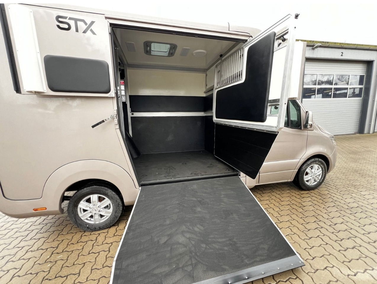 MERCEDES-BENZ Sprinter - شاحنة نقل خيل: صور 5 MERCEDES-BENZ Sprinter - شاحنة نقل خيل: صور 5
