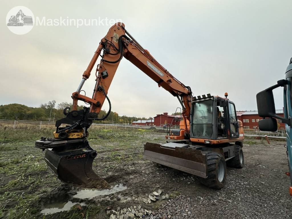 Doosan DX 140 W med vagn och redskap  - حفارة على عجلات: صور 1 Doosan DX 140 W med vagn och redskap  - حفارة على عجلات: صور 1