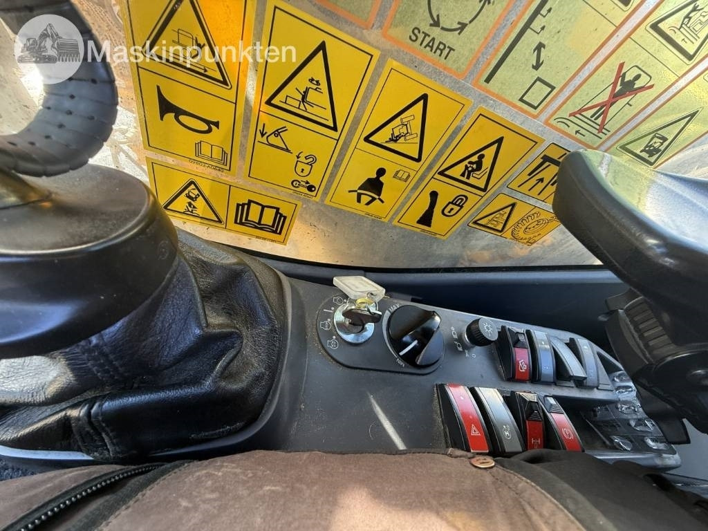 حفارة على عجلات Komatsu PW 160: صور 46 حفارة على عجلات Komatsu PW 160: صور 46