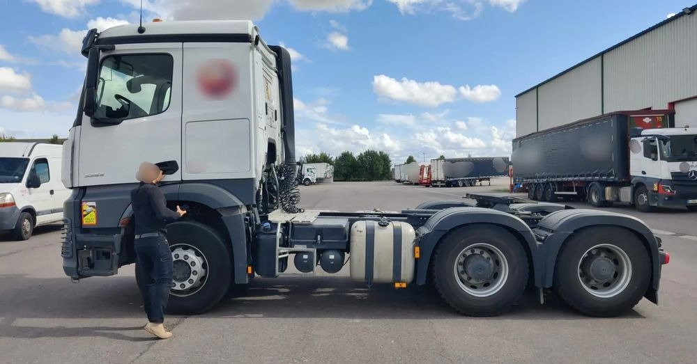 Mercedes-Benz AROCS 3353 6X4 68 TON - شاحنة جرار: صور 3 Mercedes-Benz AROCS 3353 6X4 68 TON - شاحنة جرار: صور 3