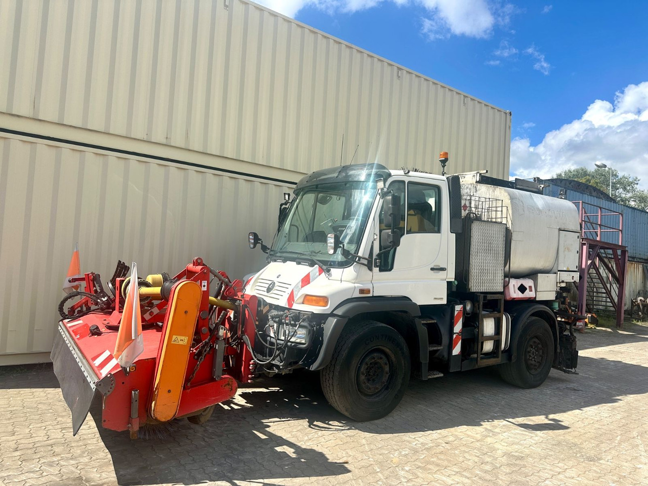 Unimog U400 Schäfer-Technic Bitum/Asphalt / TÜV 02/2026 - شاحنة: صور 1 Unimog U400 Schäfer-Technic Bitum/Asphalt / TÜV 02/2026 - شاحنة: صور 1
