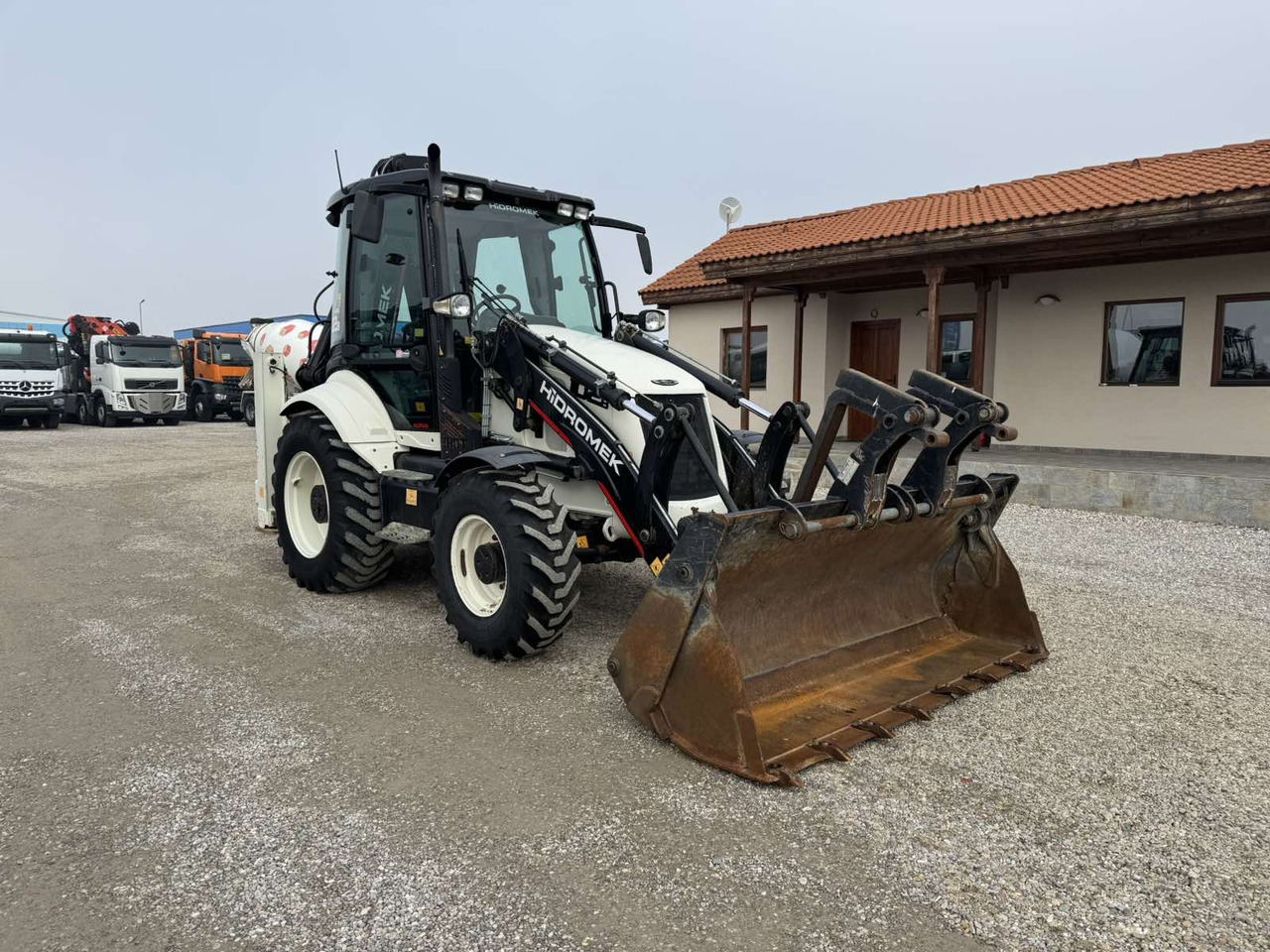 HIDROMEK HMK102B - حفار متعدد الاستخدام: صور 1 HIDROMEK HMK102B - حفار متعدد الاستخدام: صور 1