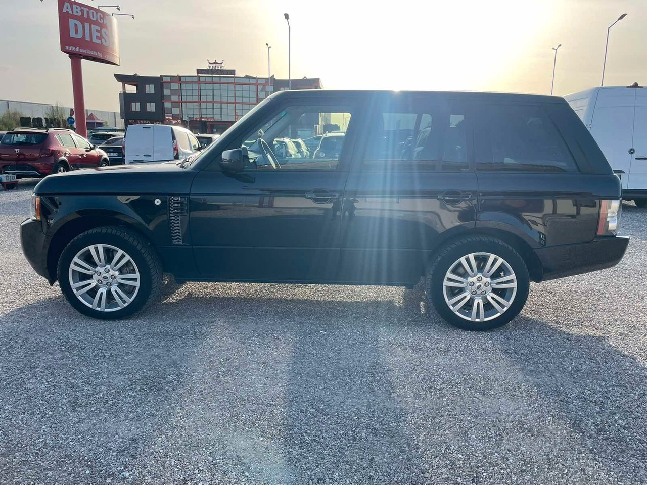Land Rover Range Rover Vogue 4.4 TDV8 - سيارة دفع رباعي: صور 4 Land Rover Range Rover Vogue 4.4 TDV8 - سيارة دفع رباعي: صور 4