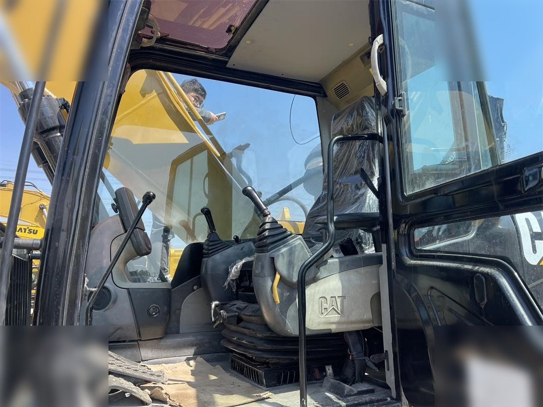 CATERPILLAR 320D2 - حفارات زحافة: صور 5 CATERPILLAR 320D2 - حفارات زحافة: صور 5