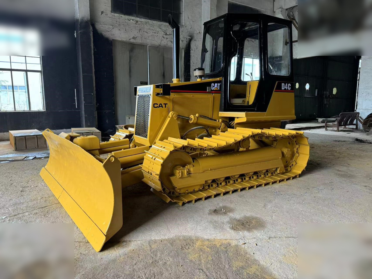 CATERPILLAR D4C - بلدوزر: صور 1 CATERPILLAR D4C - بلدوزر: صور 1