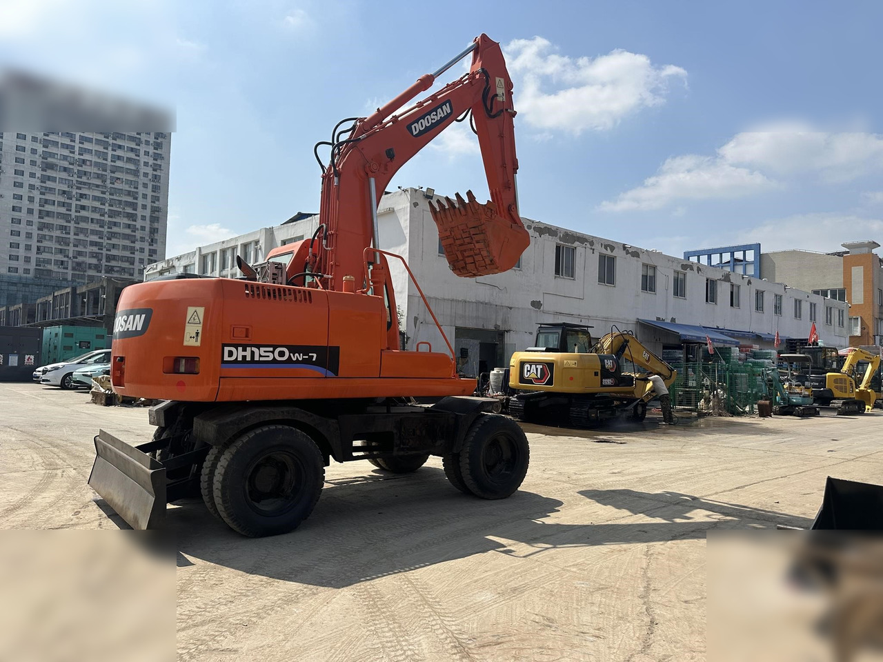 DOOSAN DH150W-7 - حفارة على عجلات: صور 1 DOOSAN DH150W-7 - حفارة على عجلات: صور 1