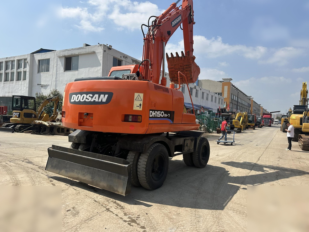 DOOSAN DH150W-7 - حفارة على عجلات: صور 3 DOOSAN DH150W-7 - حفارة على عجلات: صور 3