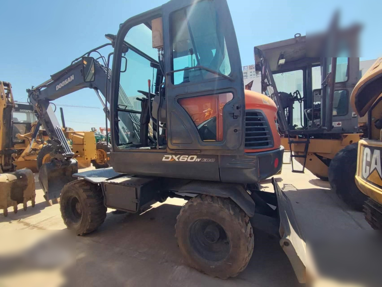 DOOSAN DX60W ECO - حفارة على عجلات: صور 1 DOOSAN DX60W ECO - حفارة على عجلات: صور 1