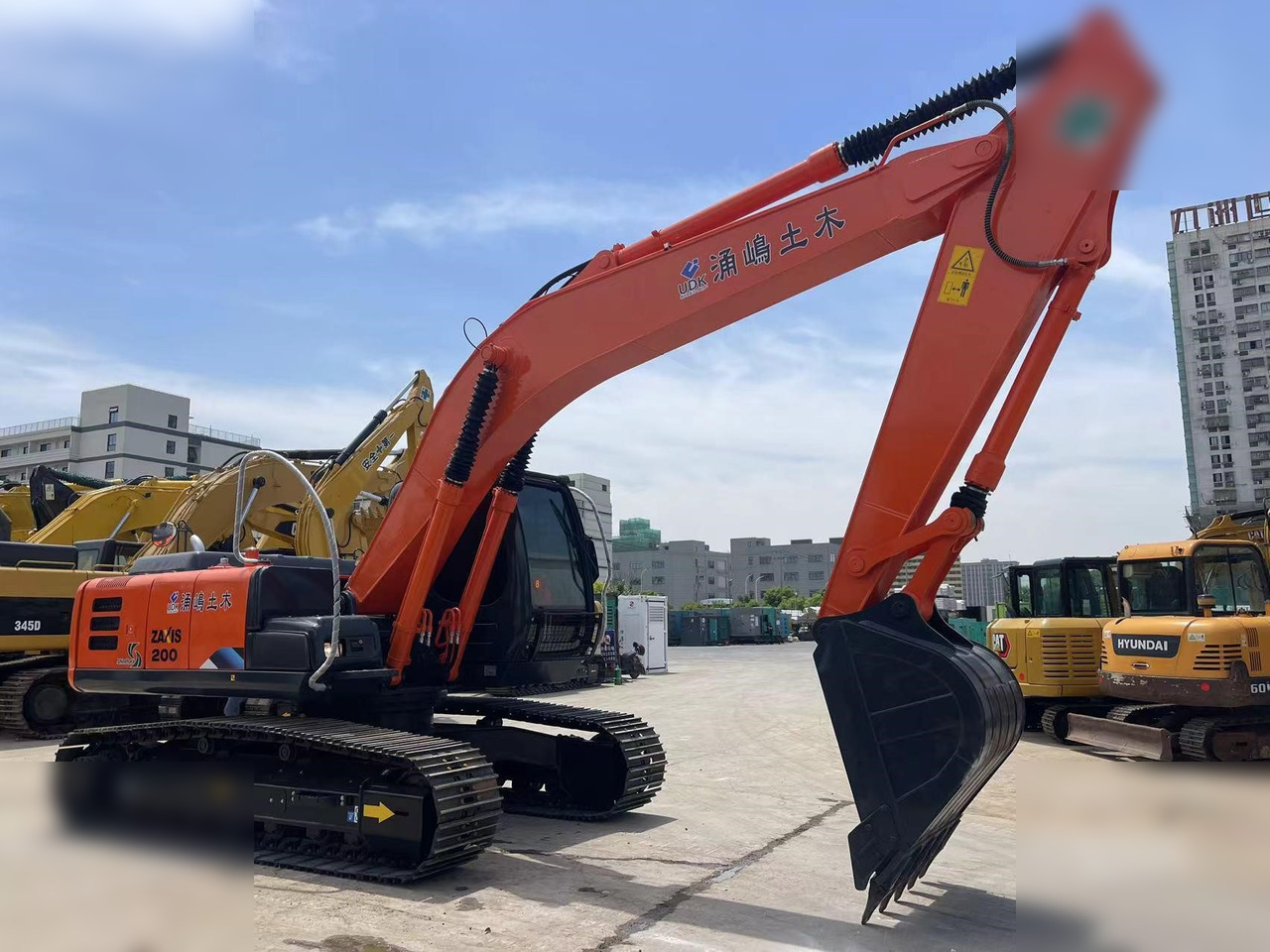 HITACHI ZX200 - حفارات زحافة: صور 3 HITACHI ZX200 - حفارات زحافة: صور 3