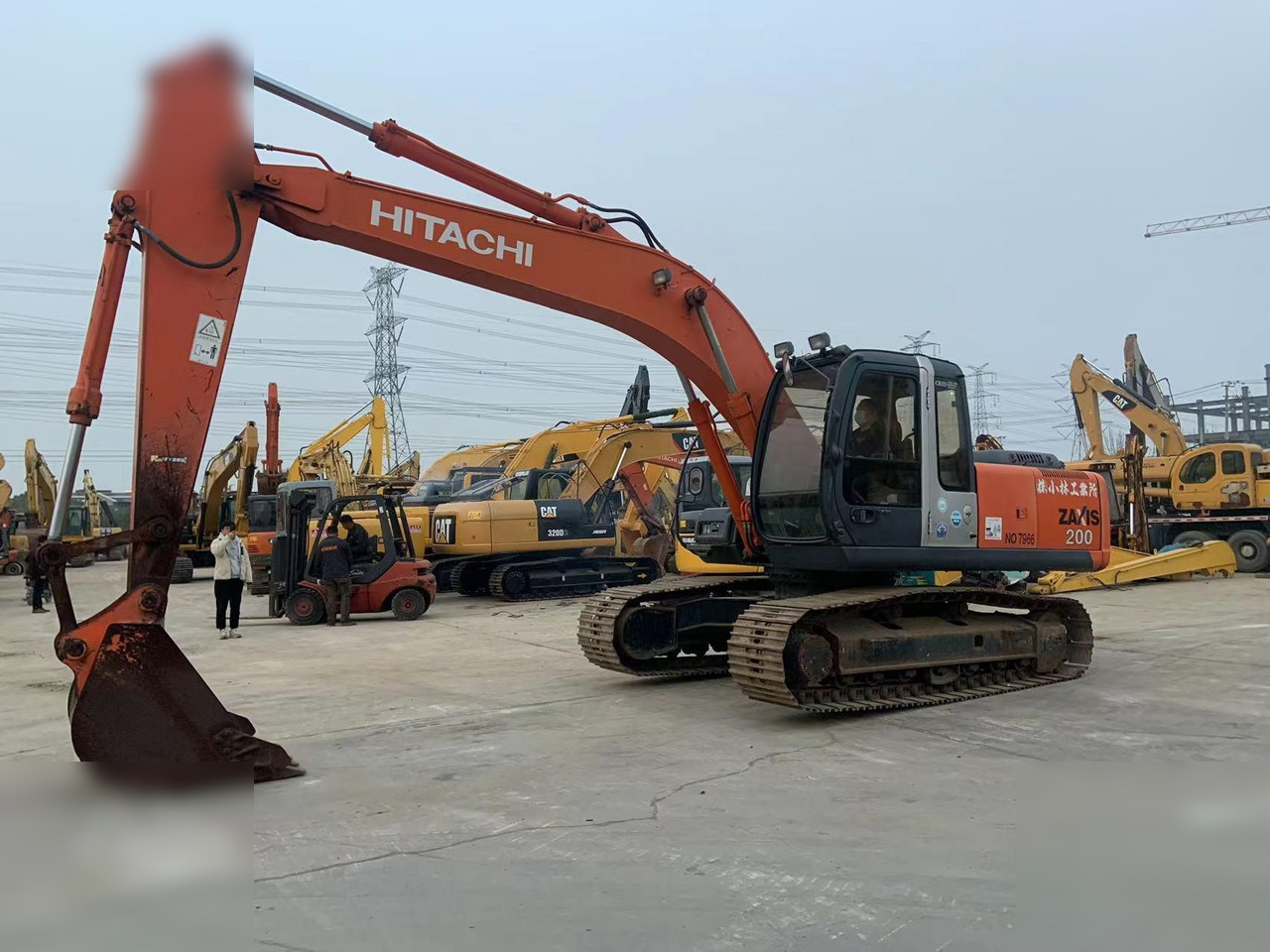 HITACHI ZX200 - حفارات زحافة: صور 1 HITACHI ZX200 - حفارات زحافة: صور 1