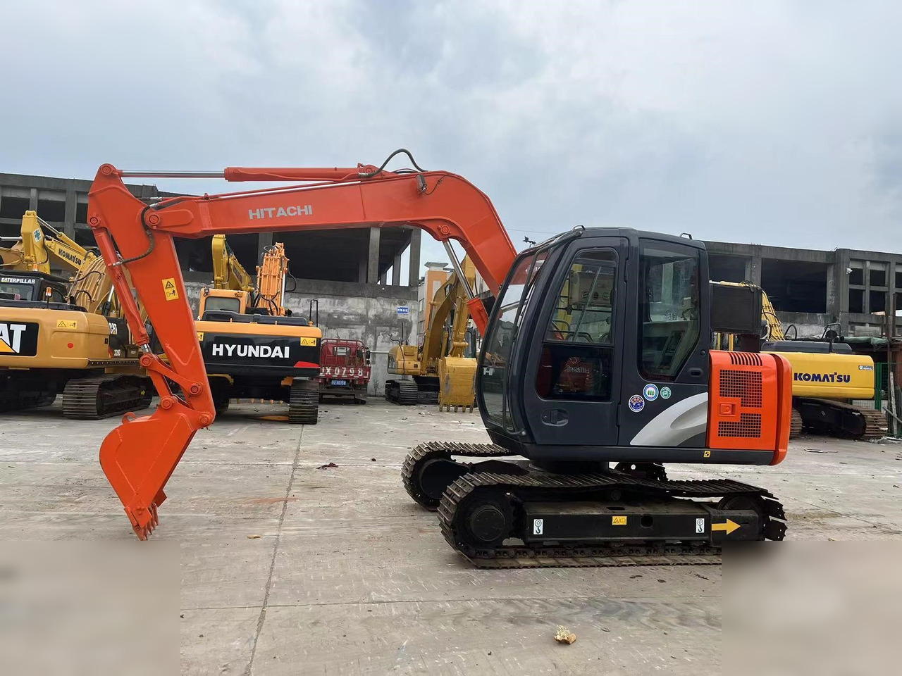 HITACHI ZX60 - حفارات زحافة: صور 1 HITACHI ZX60 - حفارات زحافة: صور 1