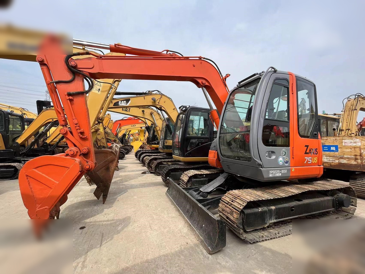 HITACHI ZX75US - حفارات زحافة: صور 1 HITACHI ZX75US - حفارات زحافة: صور 1