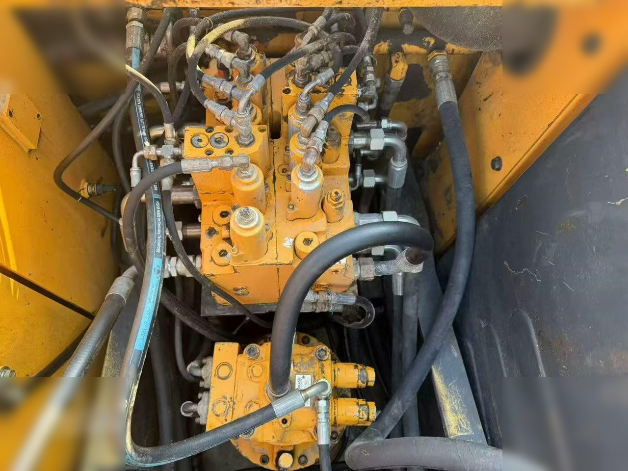 HYUNDAI ROBEX 150W-7A - حفارة على عجلات: صور 5 HYUNDAI ROBEX 150W-7A - حفارة على عجلات: صور 5