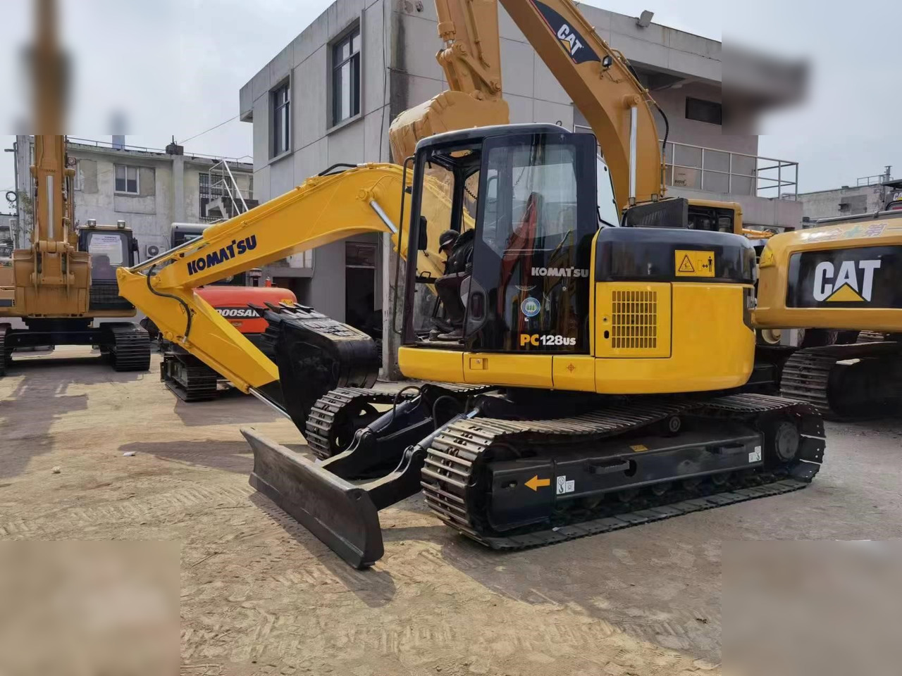 KOMATSU PC128US-1 - حفارات زحافة: صور 3 KOMATSU PC128US-1 - حفارات زحافة: صور 3