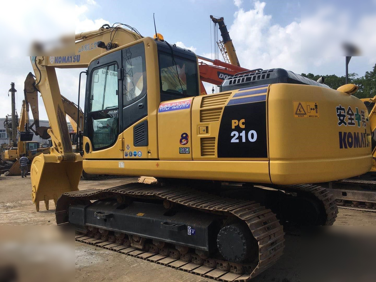KOMATSU PC210-8N1 - حفارات زحافة: صور 5 KOMATSU PC210-8N1 - حفارات زحافة: صور 5