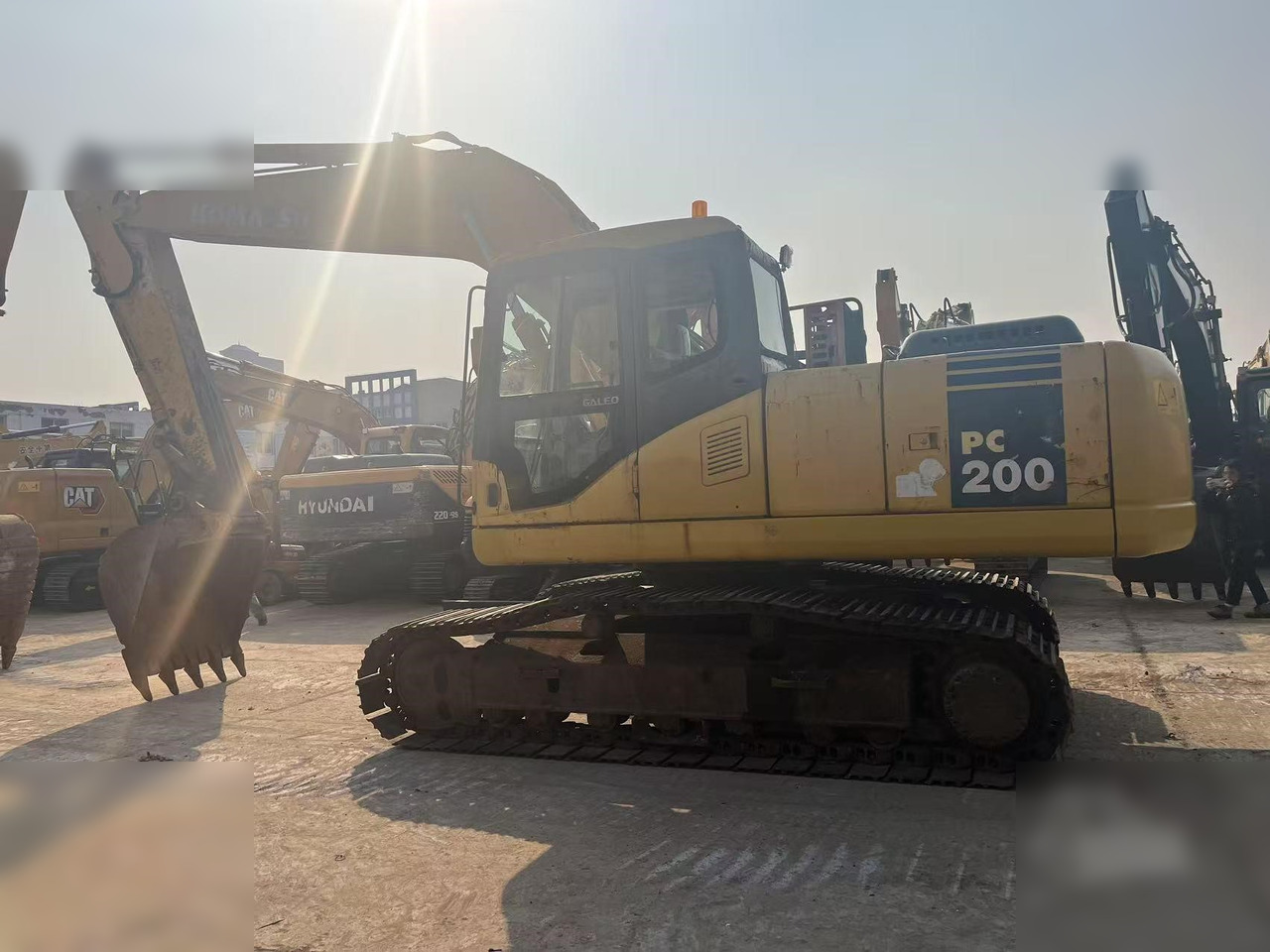 KOMATSU PC220-7 - حفارات زحافة: صور 1 KOMATSU PC220-7 - حفارات زحافة: صور 1