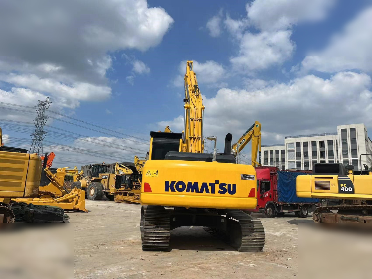 KOMATSU PC220-8 - حفارات زحافة: صور 3 KOMATSU PC220-8 - حفارات زحافة: صور 3