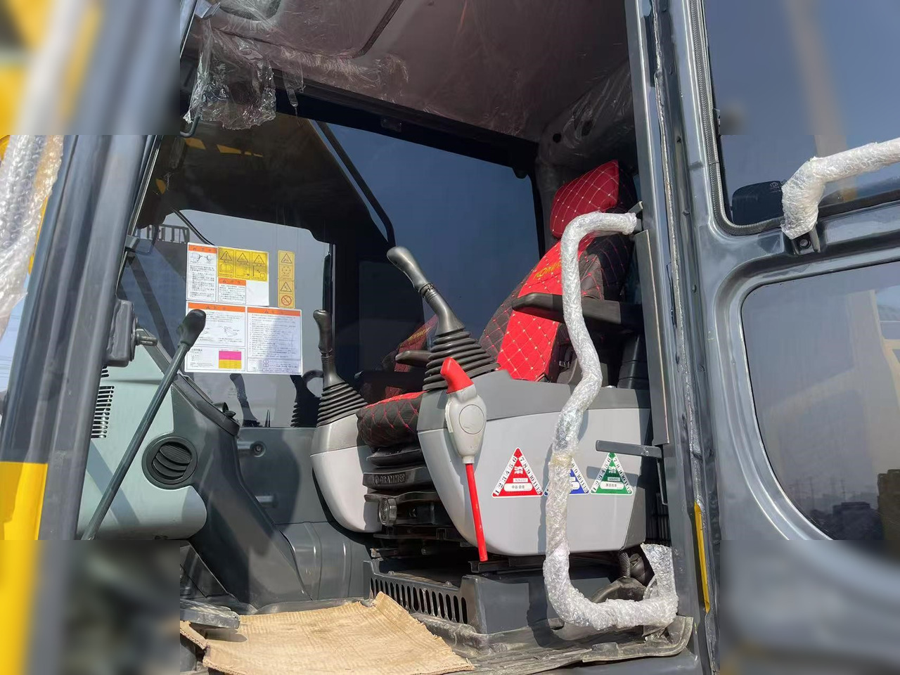 KOMATSU PC220-8 - حفارات زحافة: صور 5 KOMATSU PC220-8 - حفارات زحافة: صور 5