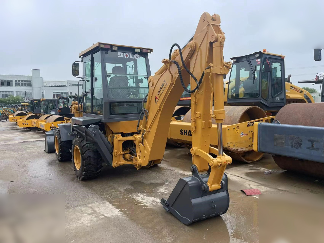 SDLG LGB680 - حفار متعدد الاستخدام: صور 1 SDLG LGB680 - حفار متعدد الاستخدام: صور 1
