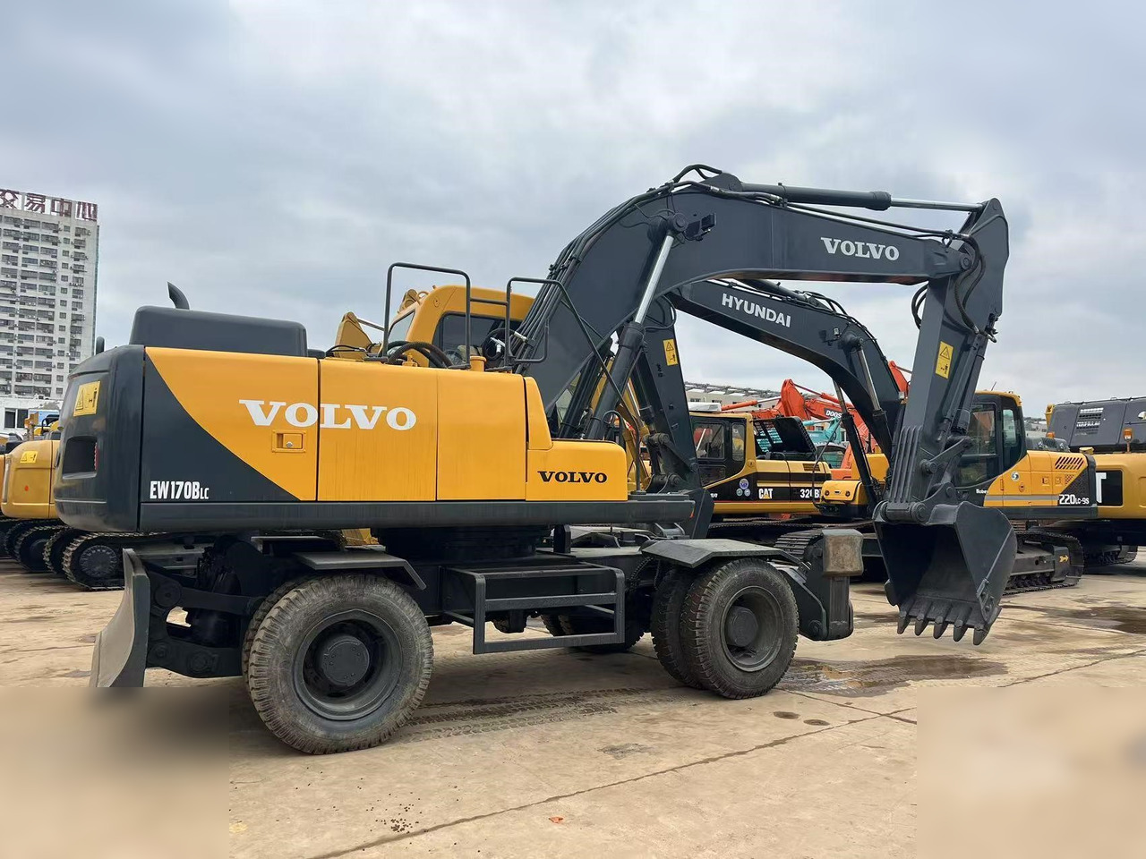 VOLVO EW170 - حفارة على عجلات: صور 2 VOLVO EW170 - حفارة على عجلات: صور 2