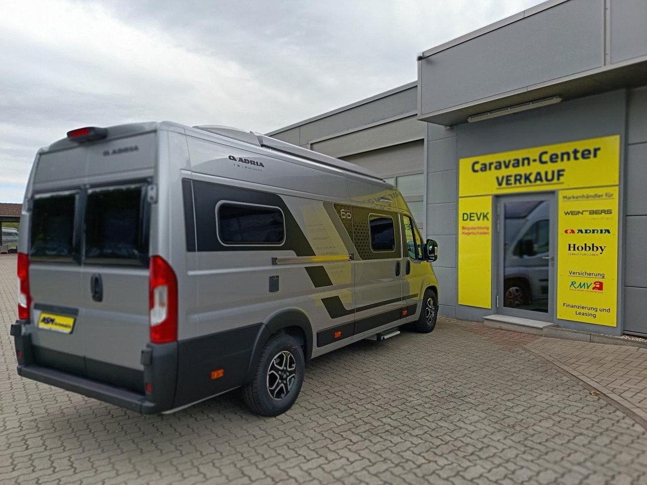 Adria Twin "60Y" 640 SGX 4,25MAXI*JUBILEE*AUFSTELLDACH - كرفان فان: صور 4 Adria Twin "60Y" 640 SGX 4,25MAXI*JUBILEE*AUFSTELLDACH - كرفان فان: صور 4
