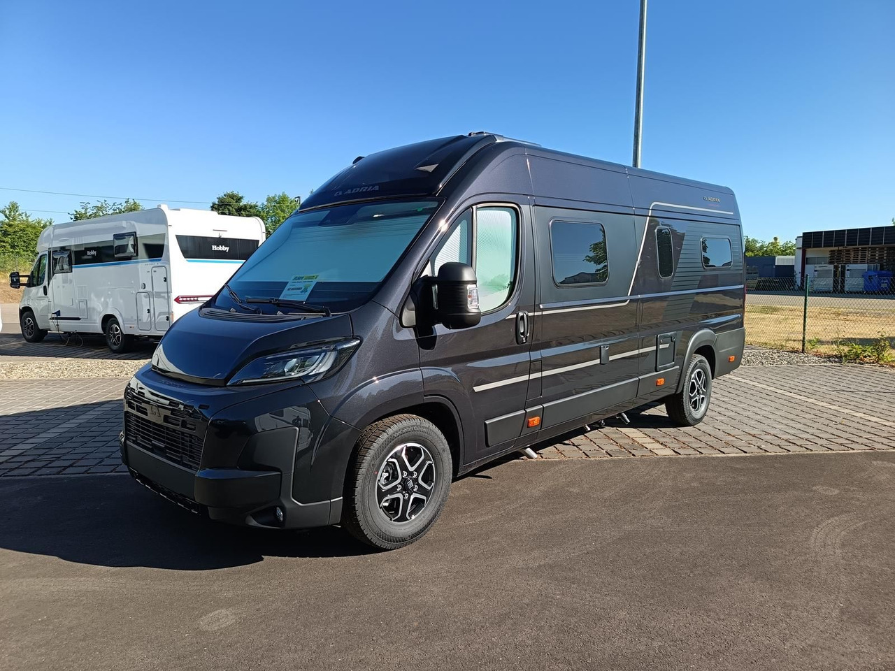 Adria Twin Edition 640 SGX Maxi 132kW*138L KÜHLSCHRANK - كرفان فان: صور 2 Adria Twin Edition 640 SGX Maxi 132kW*138L KÜHLSCHRANK - كرفان فان: صور 2