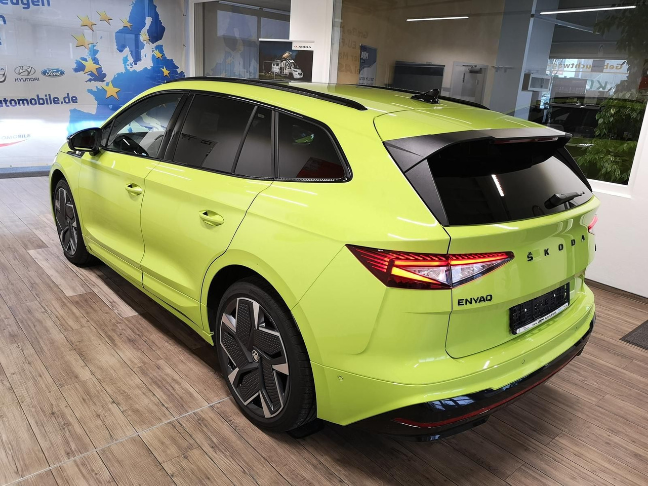 Skoda Enyaq iV RS 220 kW*PSD*AHK*virt.Pedal*360°Kamera - سيارة دفع رباعي: صور 4 Skoda Enyaq iV RS 220 kW*PSD*AHK*virt.Pedal*360°Kamera - سيارة دفع رباعي: صور 4