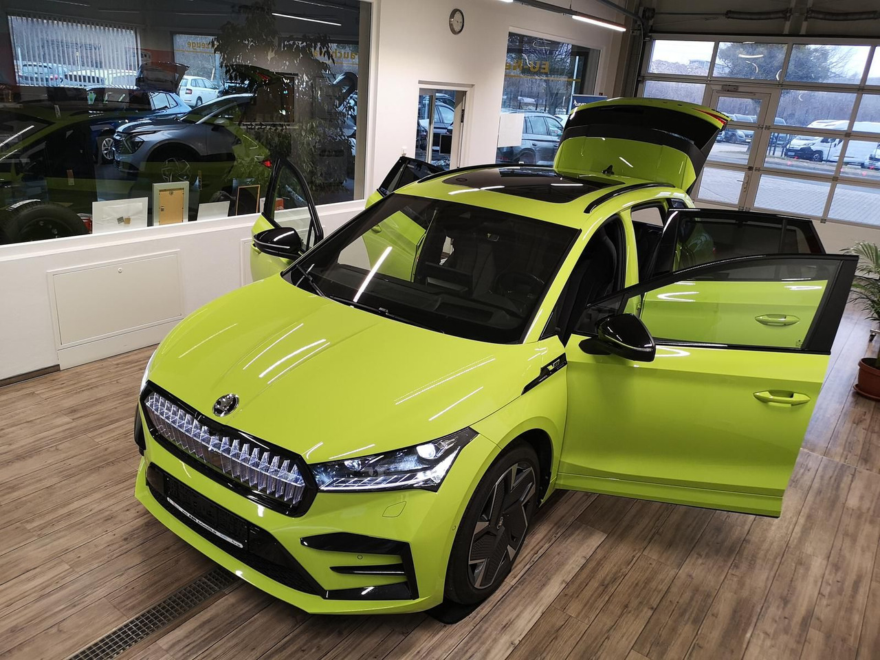 Skoda Enyaq iV RS 220 kW*PSD*AHK*virt.Pedal*360°Kamera - سيارة دفع رباعي: صور 2 Skoda Enyaq iV RS 220 kW*PSD*AHK*virt.Pedal*360°Kamera - سيارة دفع رباعي: صور 2