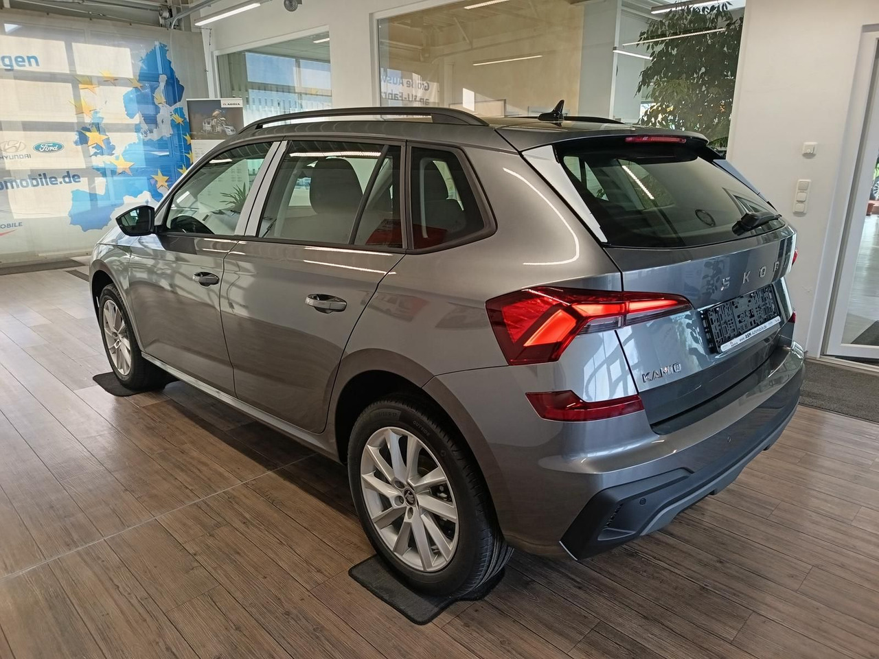 Skoda Kamiq 130 Jahre 1,5TSI DSG*AHK*ACC*LED*R-KAM*PDC - سيارة دفع رباعي: صور 4 Skoda Kamiq 130 Jahre 1,5TSI DSG*AHK*ACC*LED*R-KAM*PDC - سيارة دفع رباعي: صور 4