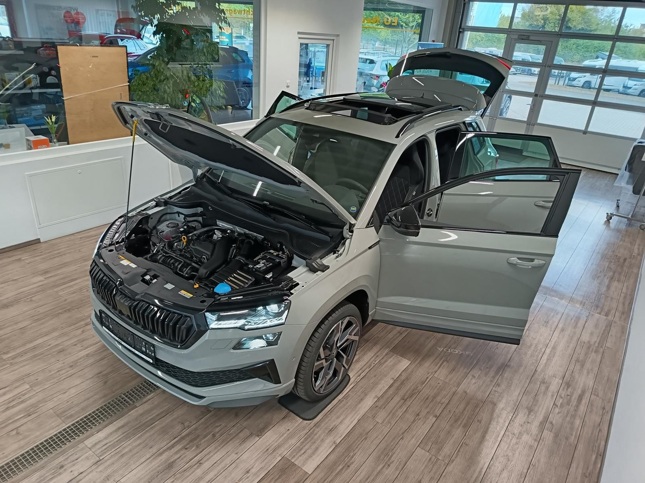 Skoda Karoq Sportline 1,5 TSI DSG*AHK*PSD*STD.HZG*NAVI - سيارة دفع رباعي: صور 2 Skoda Karoq Sportline 1,5 TSI DSG*AHK*PSD*STD.HZG*NAVI - سيارة دفع رباعي: صور 2