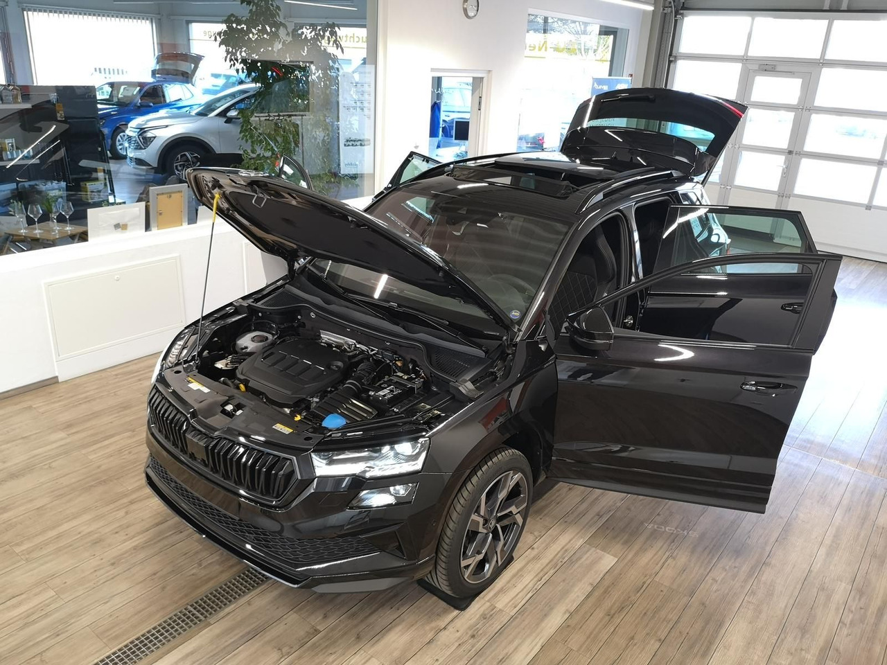 Skoda Karoq Sportline 2,0TDI DSG 4x4*PSD*AHK*360°*NAVI - سيارة دفع رباعي: صور 2 Skoda Karoq Sportline 2,0TDI DSG 4x4*PSD*AHK*360°*NAVI - سيارة دفع رباعي: صور 2