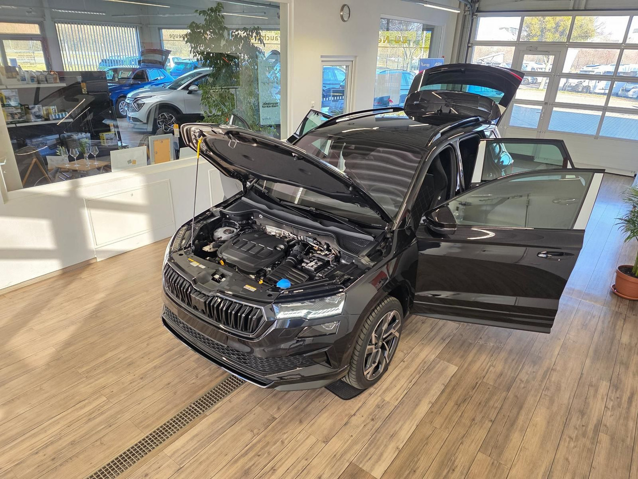 Skoda Karoq Sportline 2,0TDI DSG 4x4*PSD*AHK*360°*NAVI - سيارة دفع رباعي: صور 2 Skoda Karoq Sportline 2,0TDI DSG 4x4*PSD*AHK*360°*NAVI - سيارة دفع رباعي: صور 2