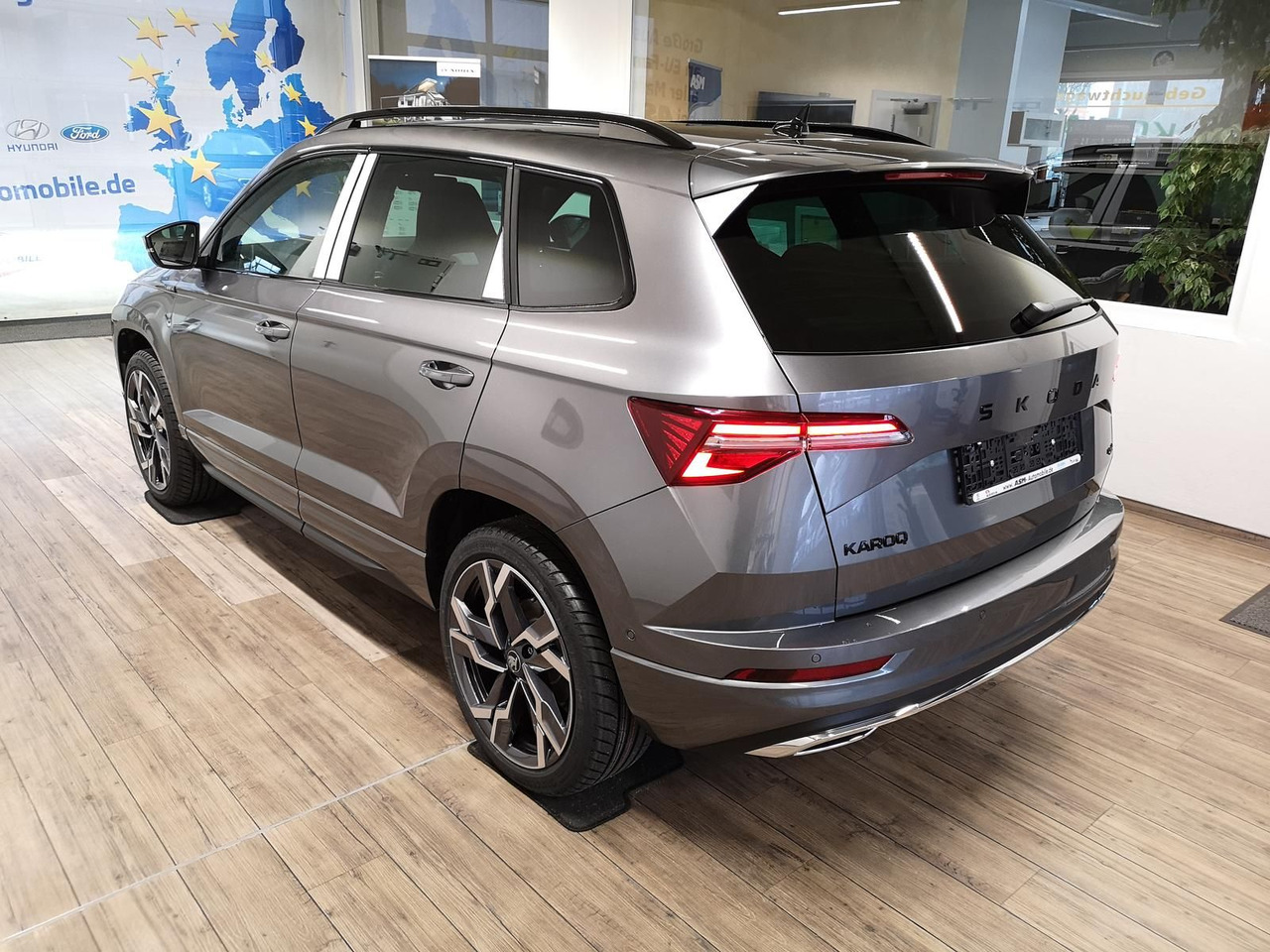 Skoda Karoq Sportline 2,0TDI DSG 4x4*PSD*AHK*360°*NAVI - سيارة دفع رباعي: صور 4 Skoda Karoq Sportline 2,0TDI DSG 4x4*PSD*AHK*360°*NAVI - سيارة دفع رباعي: صور 4