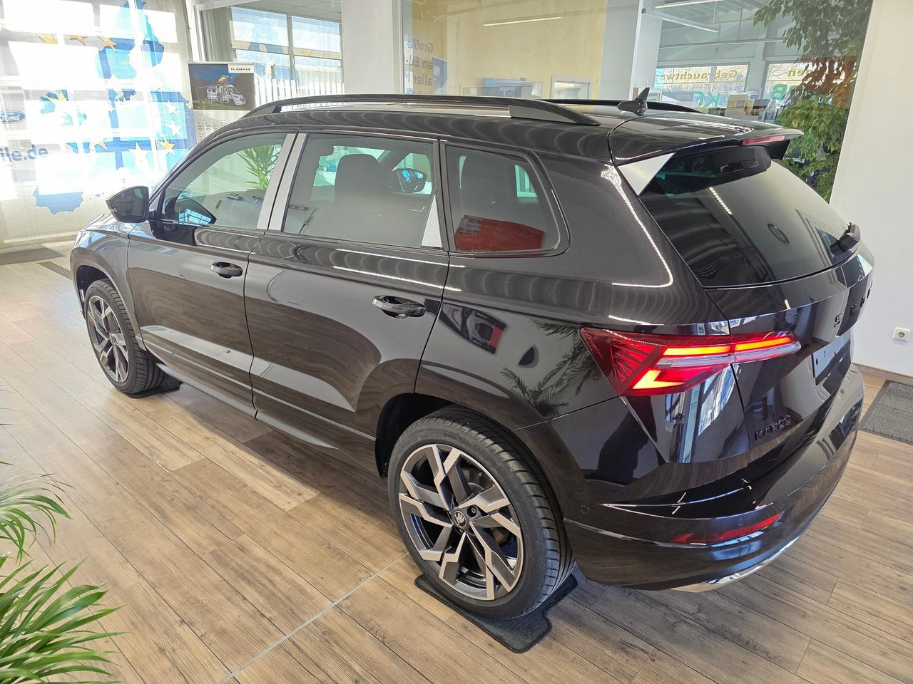 Skoda Karoq Sportline 2,0TDI DSG 4x4*PSD*AHK*360°*NAVI - سيارة دفع رباعي: صور 4 Skoda Karoq Sportline 2,0TDI DSG 4x4*PSD*AHK*360°*NAVI - سيارة دفع رباعي: صور 4