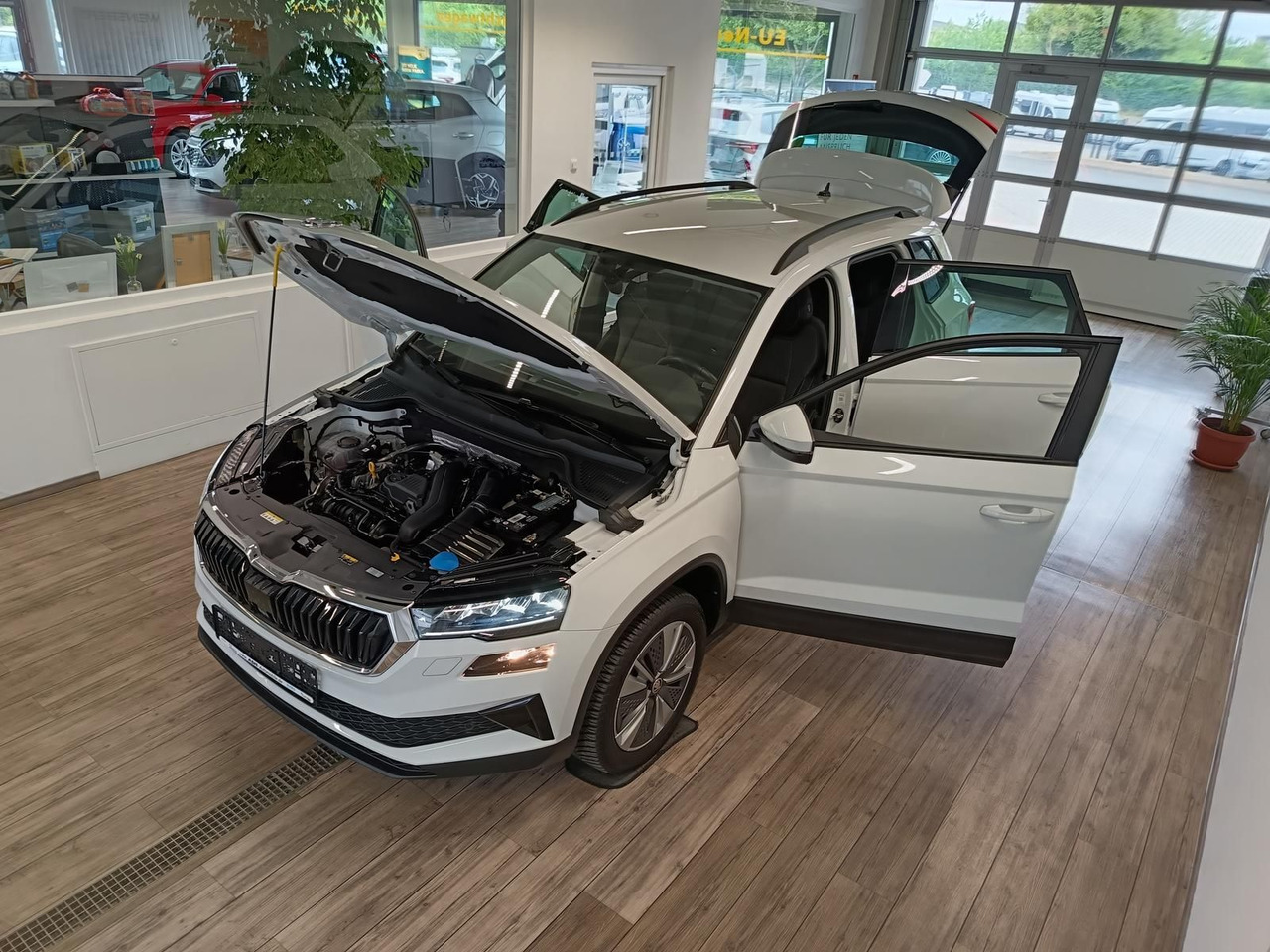 Skoda Karoq Style 1,5TSI DSG*AHK-VORBER*NAVI*LED*R-KAM - سيارة دفع رباعي: صور 2 Skoda Karoq Style 1,5TSI DSG*AHK-VORBER*NAVI*LED*R-KAM - سيارة دفع رباعي: صور 2