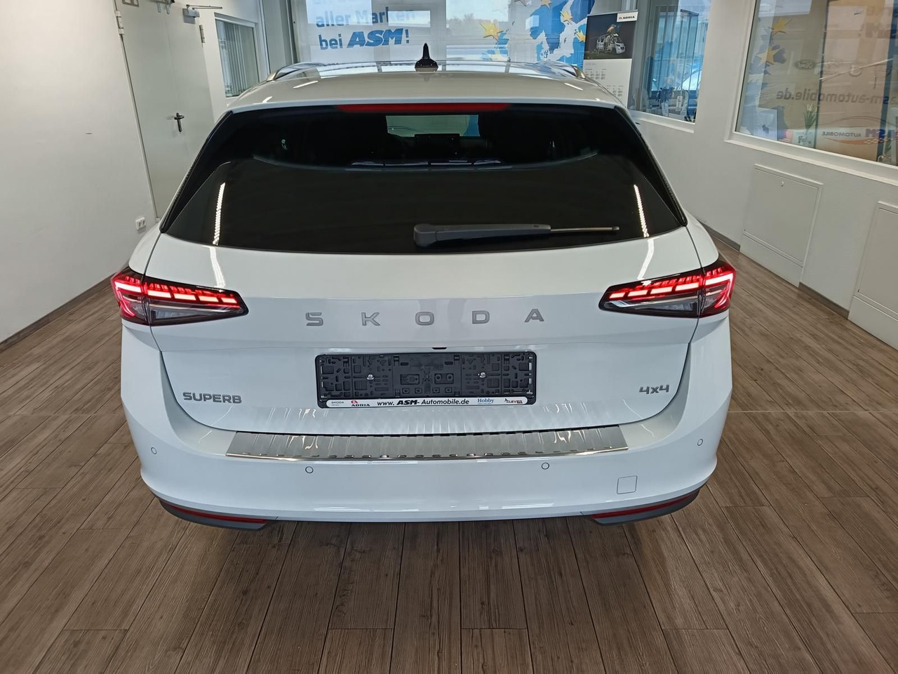 Skoda Superb Combi L&K 2,0TDI 4x4*PSD*STD.HZG*360°*HUD - سيارة ستيشن: صور 5 Skoda Superb Combi L&K 2,0TDI 4x4*PSD*STD.HZG*360°*HUD - سيارة ستيشن: صور 5