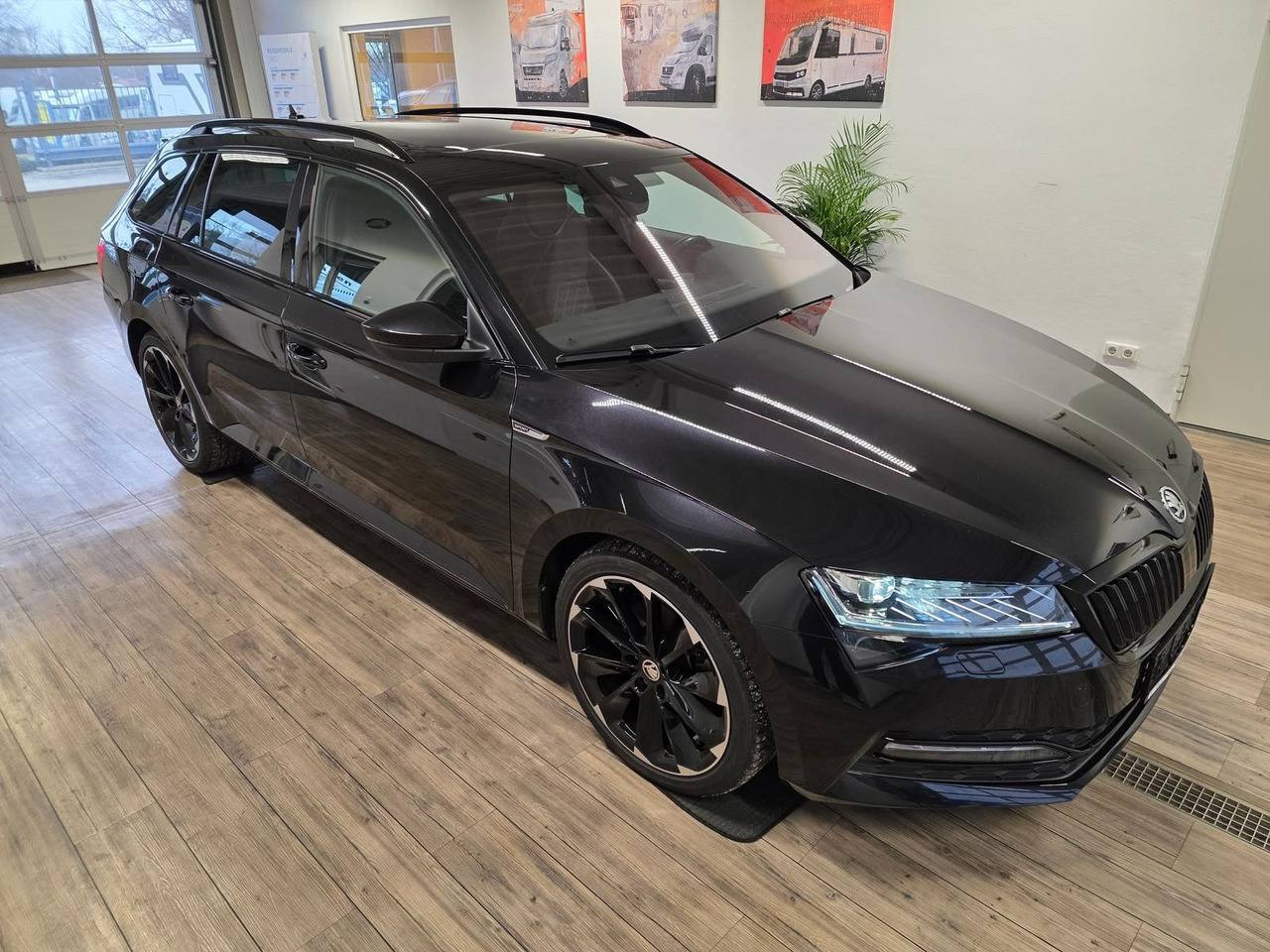 Skoda Superb Combi Sportline 2,0 TDI 4x4*PSD*360°*AHK* - سيارة: صور 3 Skoda Superb Combi Sportline 2,0 TDI 4x4*PSD*360°*AHK* - سيارة: صور 3