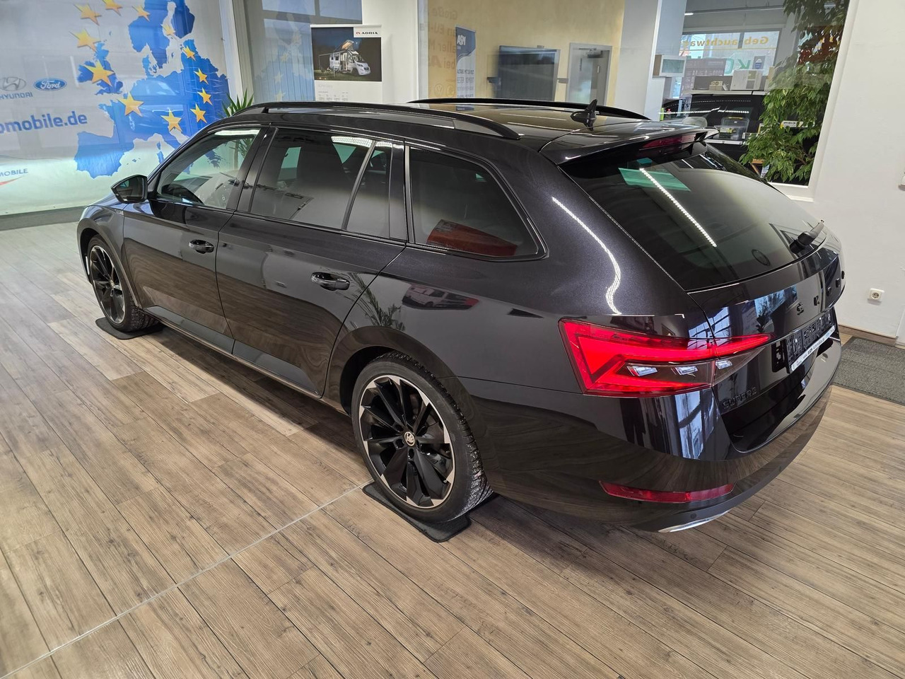 Skoda Superb Combi Sportline 2,0 TDI 4x4*PSD*360°*AHK* - سيارة: صور 4 Skoda Superb Combi Sportline 2,0 TDI 4x4*PSD*360°*AHK* - سيارة: صور 4
